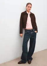 Jersey de punto fino color rosado, con cuello alto y cierre de nudo ajustable, de diseño recto y manga larga.