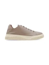 Sneakers de cuero graneado color taupe, sin forro, con suela elevada sintética y texturizada.
