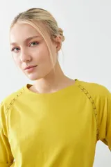 Remera de manga corta con diseño raglán y detalle de vainillas en las costuras de los hombros. Presenta un corte clásico y cuello redondo.