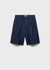 Short de denim azul con tiro medio, trabillas, cierre frontal con cremallera y botón, pinzas delanteras y bolsillos laterales.