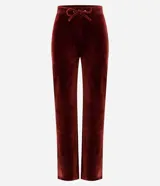 Pantalón de jogging de corte recto confeccionado en plush, con cintura elástica ajustable mediante cordón. Presenta un diseño minimalista y cómodo, ideal para uso diario.
