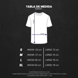 Remera de algodón elastizado color rosa pálido, con cuello redondo y manga corta. Estampado frontal en tonos morados con texto que dice "ARTE INMORTAL CUERPO MORTAL" y un diseño de relámpago.