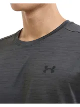 Remera deportiva de entrenamiento Under Armour, confeccionada en tejido de punto ultratranspirable y ligero con textura jaspeada. Presenta cuello redondo, mangas cortas, refuerzo en las axilas para mayor movilidad y bajo con forma para mayor cobertura.