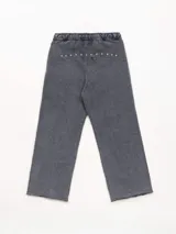 Pantalón de jogging unisex color negro lavado, confeccionado en frisa gamuzada, con cordón de ajuste en la cintura y bordado en la espalda.