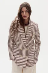 Blazer de lino color beige con diseño de rayas verticales bordó, de doble botonadura, solapas de muesca y bolsillos delanteros con solapa.