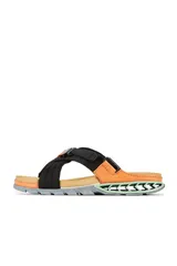 Sandalias Kenner Rakka Cross Craft, color negro y naranja, con suela de goma texturizada en verde agua.