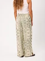 Pantalon estampado en tonos verde militar y beige, con diseño holgado y de tiro alto.