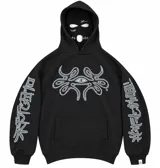 Hoodie negro oversize de algodón con capucha y pasamontañas desmontable con cierre. Presenta estampa en plastisol en el pecho y en ambas mangas.