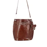 Matera de cuero marrón con textura de cocodrilo, base de madera forrada de goma eva, interior forrado lavable con separador y correa regulable.