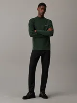 Remera de manga larga Calvin Klein color verde oscuro, con cuello perkins y logo bordado en el pecho.