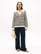 Sweater de punto calado a rayas horizontales color crudo y azul marino, con cuello tipo chomba blanco y corte oversize.