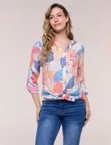 Blusa estampada Zac & Rachel con diseño floral en tonos rosados, azules y amarillos sobre base blanca. Presenta escote en V con botones frontales, mangas tres cuartos con presilla para arremangar y detalle de nudo en el ruedo.