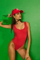 Traje de baño enterizo rojo de tela texturada, con escote redondo y espalda cavada en forma de "U".