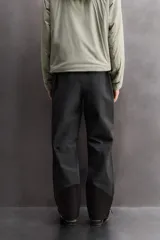 Pantalón deportivo técnico de esquí con tres capas y membrana impermeable. Presenta cintura ajustable, bolsillos frontales con cremalleras termoselladas, aberturas de ventilación laterales, bajos ajustables con refuerzos, polainas interiores y sistema de rescate RECCO integrado.
