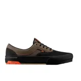 Championes Vans Skate Era Wafflecup, modelo de skate rediseñado con construcción resistente. Presenta una combinación de colores negro y marrón, con detalles en naranja en la suela y el logo. Incluye refuerzo DuraCap para mayor durabilidad y plantilla PopCush para protección contra impactos.