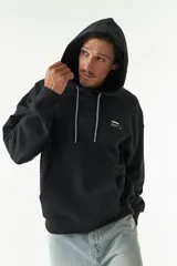 Canguro negro oversized con capucha ajustable, puños y lettering estampado.