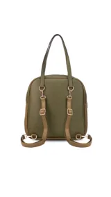 Mochila color bordó con doble asa superior, correas traseras regulables y bolsillo frontal con cierre. Se puede usar como mochila o como cartera.