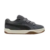 Championes Puma modelo Park Lifestyle Easy, color gris con la franja lateral característica en negro, cordones gruesos y suela de goma blanca con base marrón.