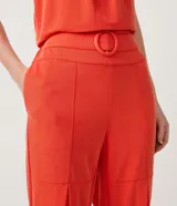 Pantalón jogger color naranja, con cintura elástica, hebilla y bolsillos laterales.
