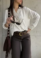 Camisa clásica blanca de manga larga con detalles de vainicas verticales y encaje, cuello mao y cierre frontal con botones.