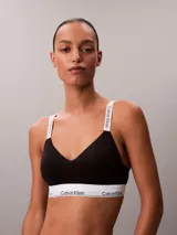 Corpiño de algodón y modal con copas moldeadas ligeramente forradas, sin aros. Presenta cuello en V, tirantes ajustables con logo de la marca y banda elástica inferior con el nombre de la marca estampado.