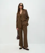 Pantalón de sastrería con corte recto, estampado pied de poule en tonos marrones, cintura con trabillas y bolsillos traseros.
