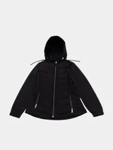 Campera Tommy Hilfiger de diseño híbrido, con cuerpo acolchado y mangas de tejido liso. Presenta cierre frontal, capucha ajustable y bolsillos laterales con cierre.