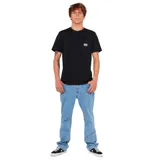 Remera negra de manga corta, con cuello redondo y un bolsillo en el pecho que incluye un parche bordado con el logo de la marca.