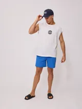 Gorro de visera estilo dad hat, color azul marino, confeccionado en lona lavada. Presenta un parche rectangular bordado en el frente con el logo de la marca Rusty.