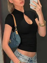 Top ajustado de manga corta con cuello alto y detalle cut out frontal. Confeccionado en tejido suave y elástico que se adapta al cuerpo.