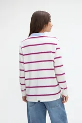 Remera polo de manga larga de algodón con textura suave, diseño a rayas horizontales en tonos beige, marrón y celeste, cuello blanco en contratono y media cartera de botones.