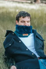 Cuellito de corderito sint&eacute;tico y cuero color verde oscuro, ideal para abrigar el cuello en los d&iacute;as fr&iacute;os.