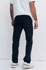 Pantalón de jean corte regular, color azul oscuro, con cierre de botón y cremallera, y bolsillos laterales y traseros.