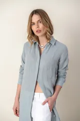 Camisola larga color lila de lino con cuello camisero y mangas largas.