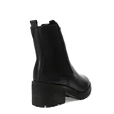 Bota tipo chelsea de caña media, confeccionada en cuero negro con textura granulada. Presenta paneles elásticos laterales, suela track con plataforma y taco cuadrado robusto.