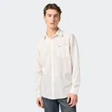 Camisa de manga larga color blanco, con cuello clásico, cierre con botones y bolsillo en el pecho con logo de la marca.