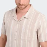 Camisa de manga corta Oneill Reed color beige, con diseño de rayas verticales, cuello cubano y un bolsillo aplicado en el pecho.