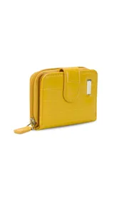 Billetera corta de símil cuero con textura croco, cierre perimetral y solapa con broche a presión. Cuenta con tarjeteros, visor, compartimento para billetes y bolsillo posterior con cierre.