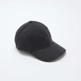 Gorra de béisbol de algodón color negro, con diseño clásico de seis paneles y visera curva.