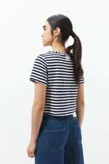 Remera corta a rayas horizontales azul marino y blanco, de manga corta y corte ajustado.