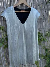 Vestido corto plateado con escote en V y mangas cortas.