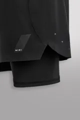 Shorts de entrenamiento azul marino con calza interior negra. Cintura elástica ajustable con cordón, bolsillos laterales con cierre y aberturas laterales en el bajo.