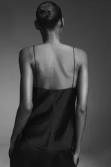 Top de breteles finos confeccionado en tejido satinado color rosa claro, con escote corazón y cierre lateral con cremallera oculta.