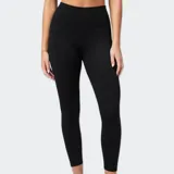 Calza deportiva de tiro alto con diseño compresivo, confeccionada en tejido Powerhold con pretina reforzada para mayor soporte y ajuste al cuerpo.