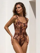 Malla enteriza estampada con diseño en zigzag en tonos marrones y beige, de Club del Sol. Cuenta con escote cuadrado, breteles anchos y forro interno con copa armada y sujetador.
