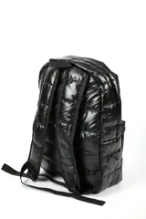 Mochila azul acolchada con cierre superior y bolsillo frontal con cierre.