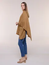 Poncho de calce holgado color marrón, confeccionado en tejido fino de punto suave, con cuello redondo y diseño de caídas laterales amplias de ruedo asimétrico.