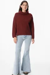 Sweater de punto con cuello polera, de corte holgado y mangas largas con puños acanalados.