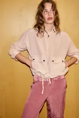 Chaqueta Zara de corte holgado con efecto lavado, cuello subido, cierre frontal con cremallera y botones a presión. Presenta dos bolsillos de plastrón con solapa y botones en el delantero, mangas largas y bajo ajustable con cordones.