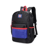 Mochila negra con textura de tejido, detalles en rojo y un bolsillo frontal azul con el logo de los Detroit Pistons en relieve. Cuenta con correas acolchadas y asa superior roja.
